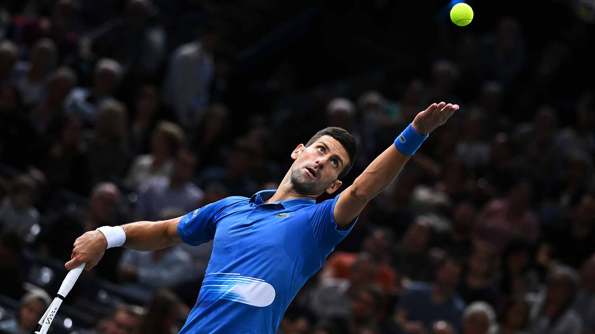 Novak Djokovic ha encontrado recompensa al sacar a la equina de la derecha.