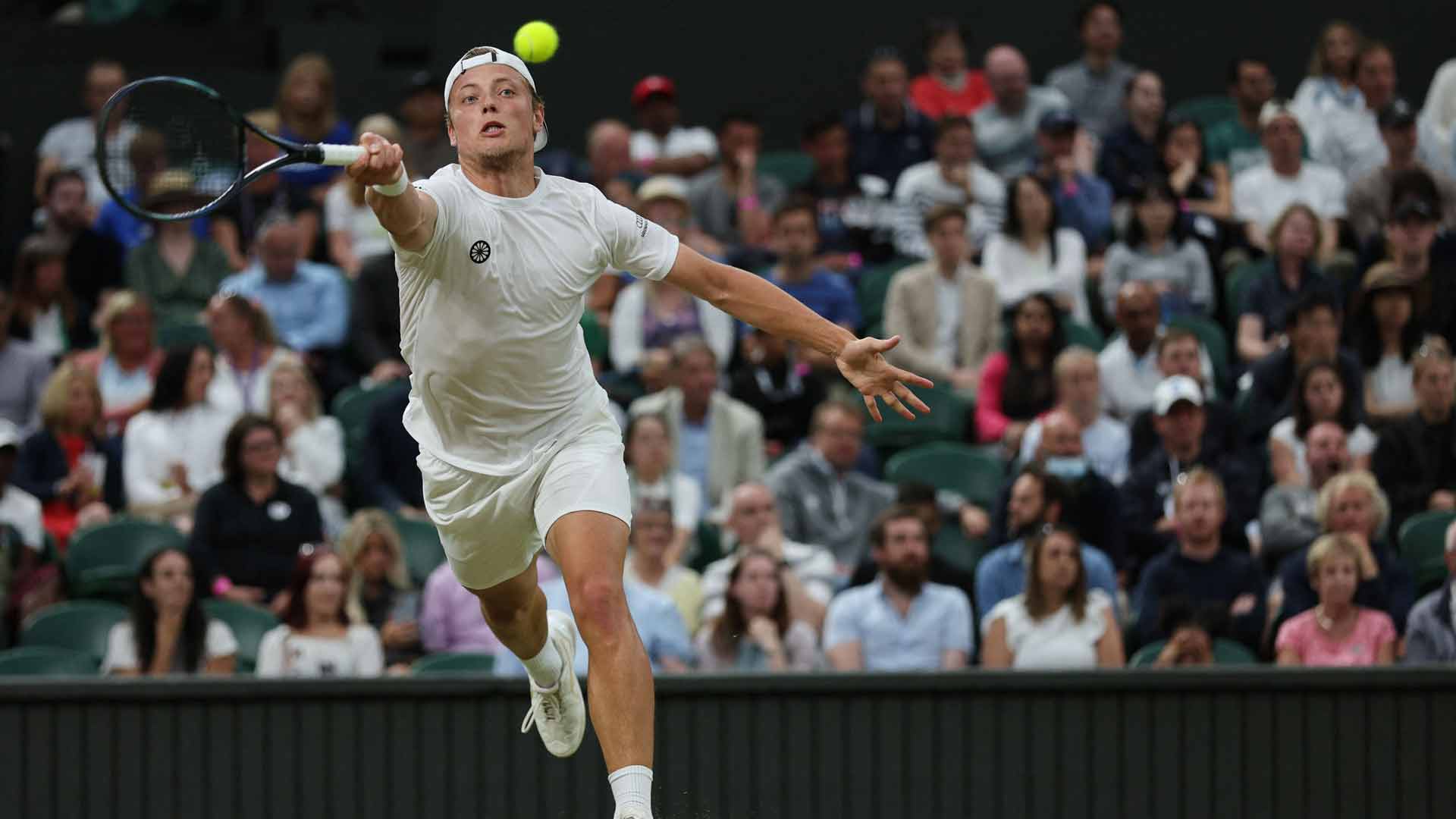 Tim Van Rijthoven en acción en Wimbledon, donde alcanzó la cuarta ronda.