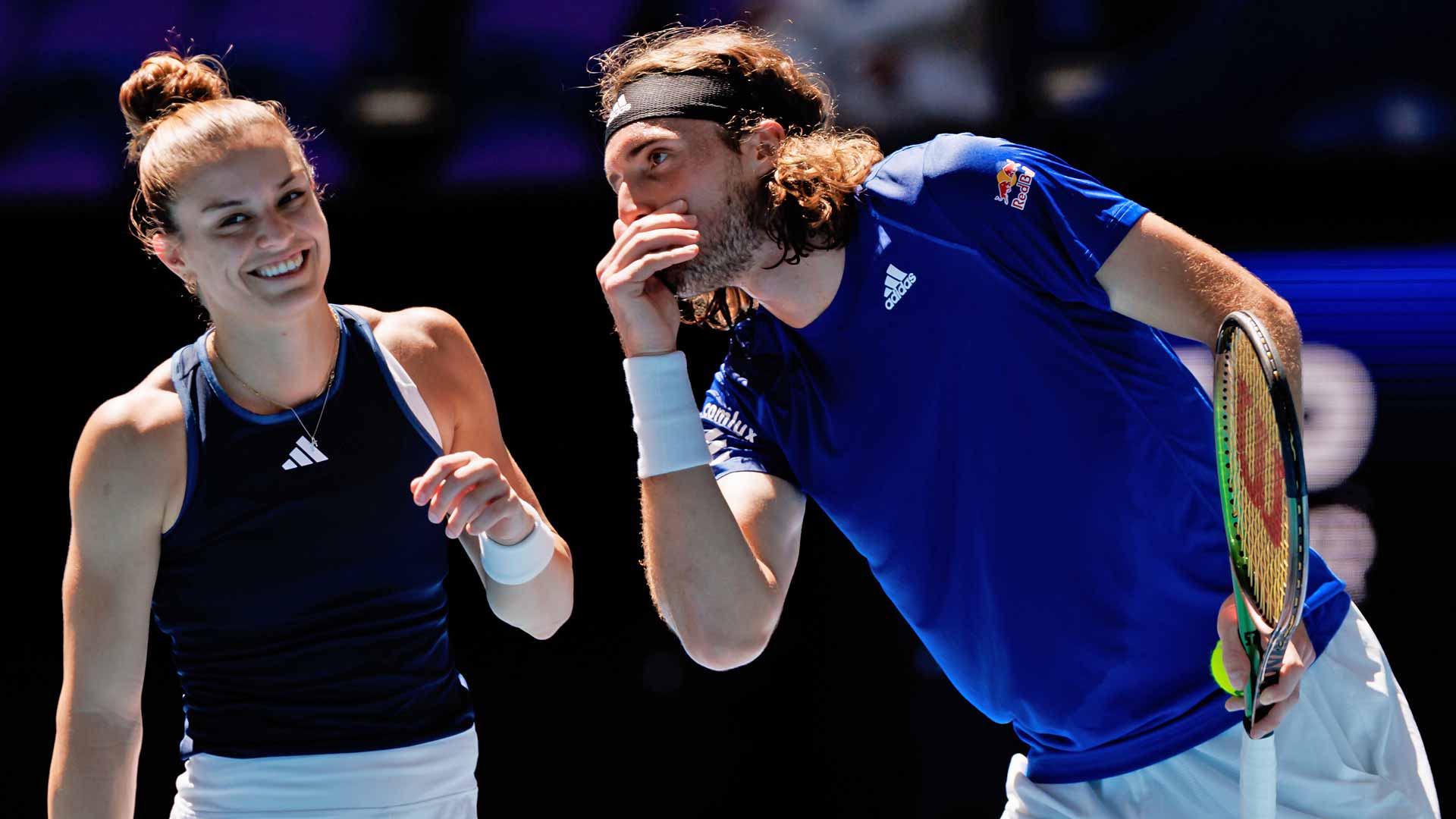 Maria Sakkari y Stefanos Tsitsipas en acción en el dobles mixto durante la United Cup en Perth.