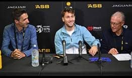 El director del torneo Nicolas Lamperin, el principal favorito Casper Ruud y el supervisor ATP Gerry Armstrong durante el sorteo en Auckland.