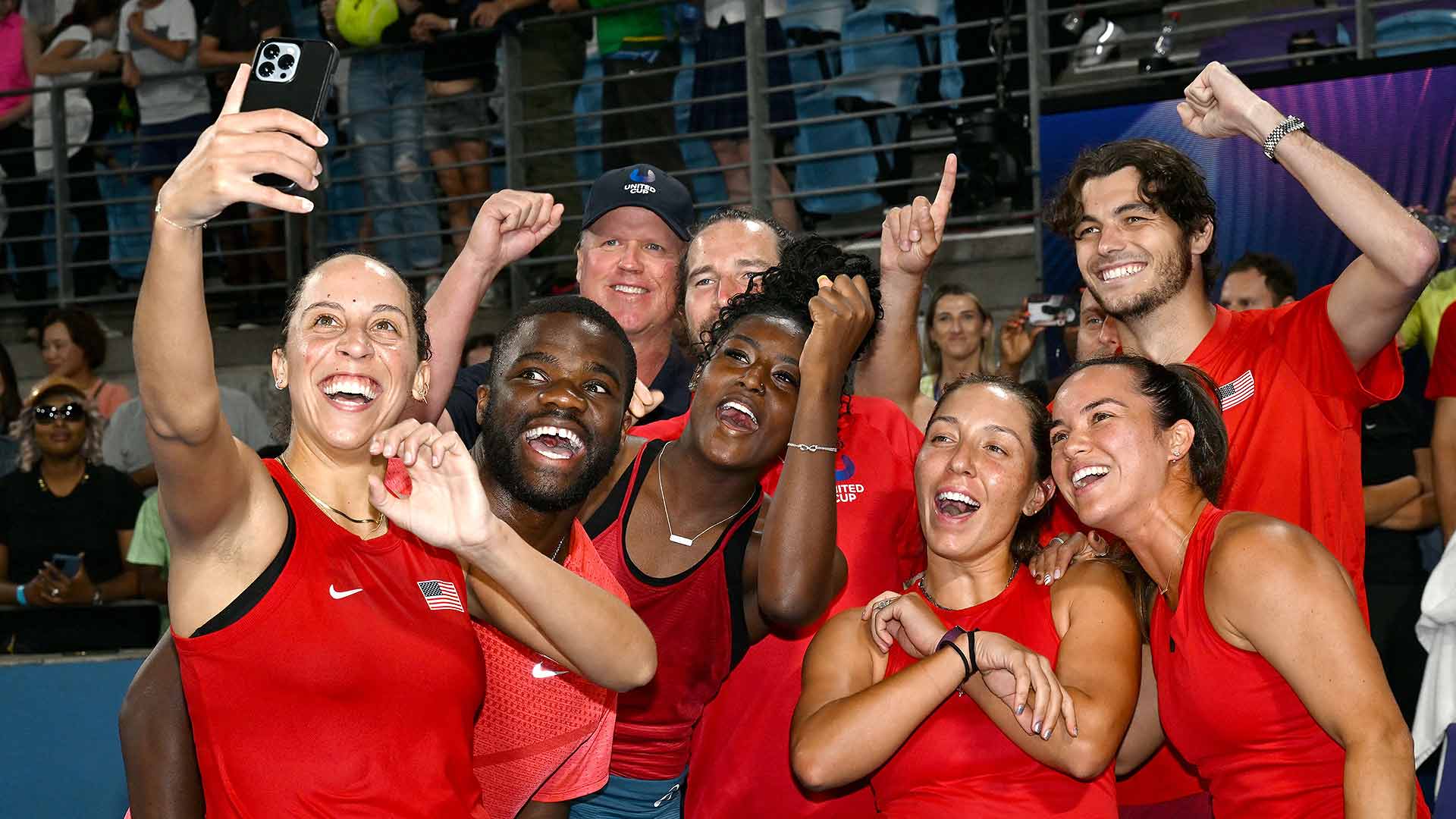 Celebración con selfie: Estados Unidos gana la primera edición de la United Cup en Sídney.