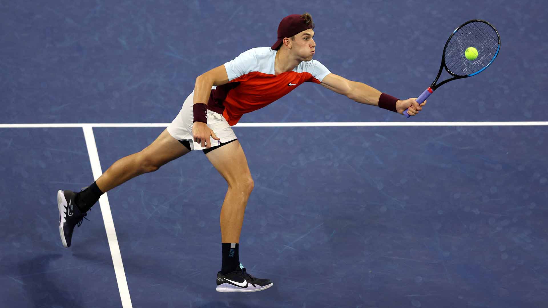 <a href='https://www.atptour.com/en/players/jack-draper/d0co/overview'>Jack Draper</a> in action at the 2022 <a href='https://www.atptour.com/en/tournaments/us-open/560/overview'>US Open</a>, where he made the third round.