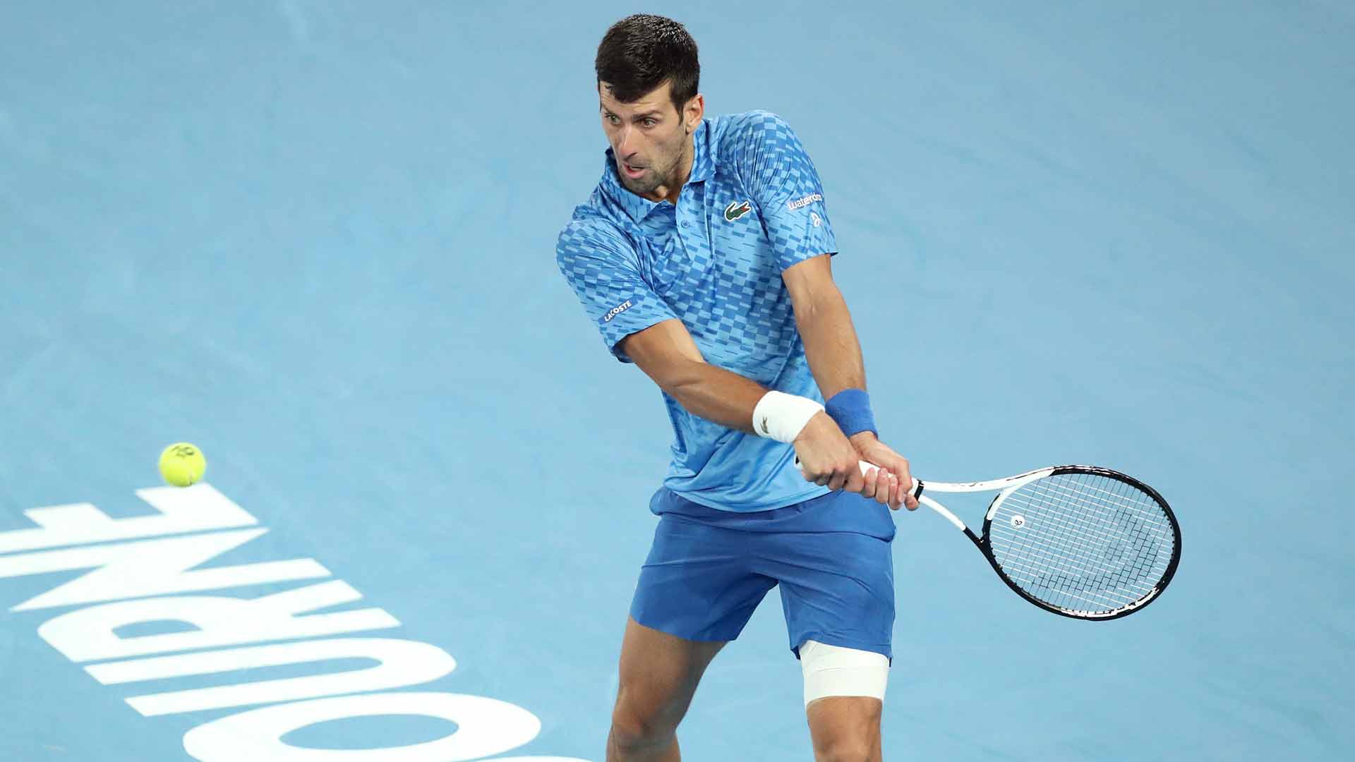 Novak Djokovic en acción durante la primera ronda del Abierto de Australia 2023.