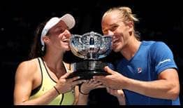 Luisa Stefani y Rafael Matos posan con el título de dobles mixtos del Abierto de Australia 2023.