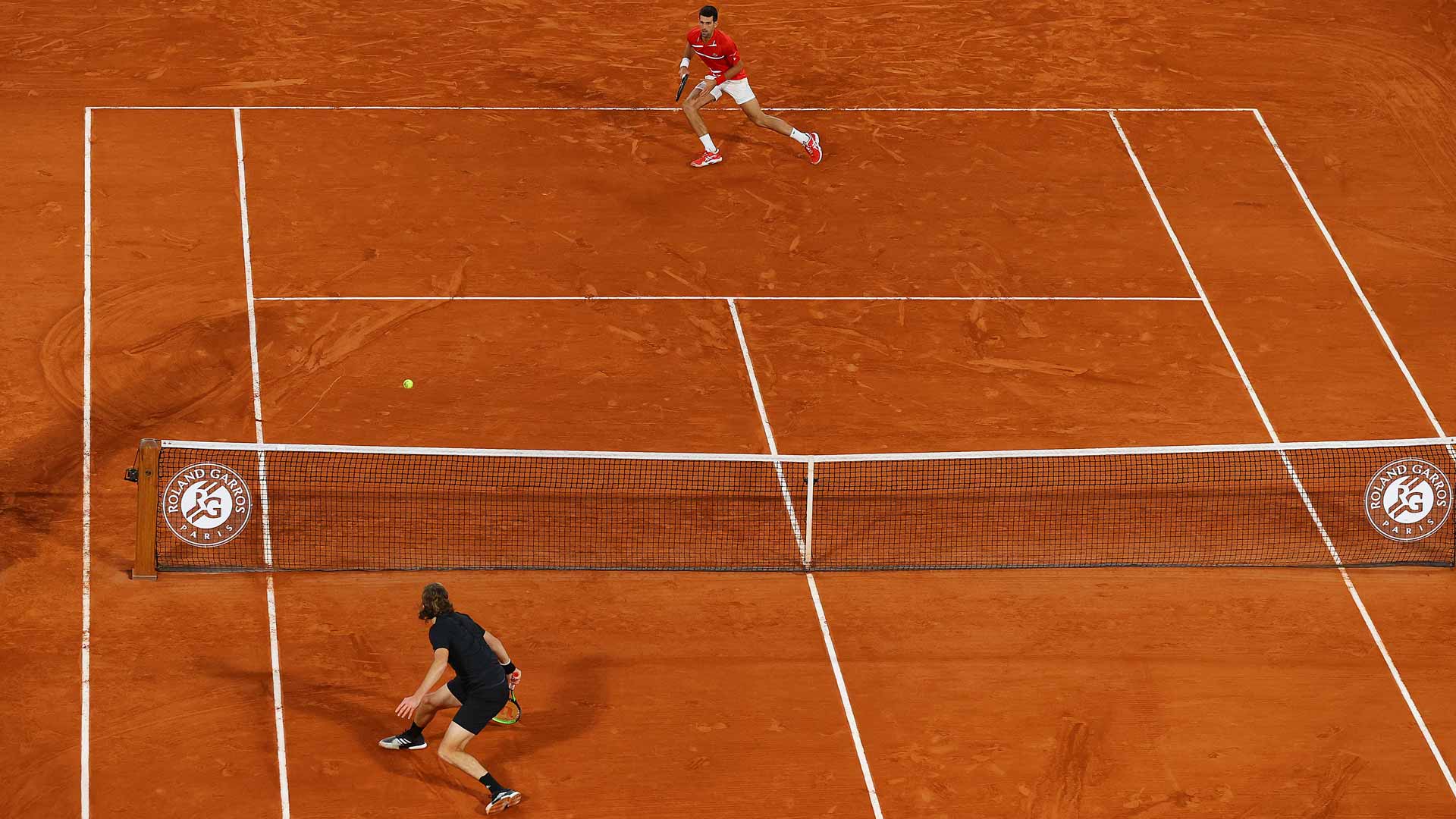 Novak Djokovic and Stefanos Tsitsipas meet in the semi-finals of Roland Garros in 2020.