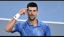 Novak Djokovic celebra su triunfo sobre Stefanos Tsitsipas en la final del Abierto de Australia 2023.