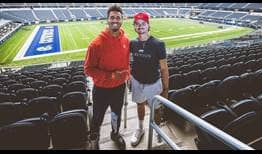 Michael Mmoh y J.J. Wolf visitan el AT&T Stadium cerca de Dallas (Texas).