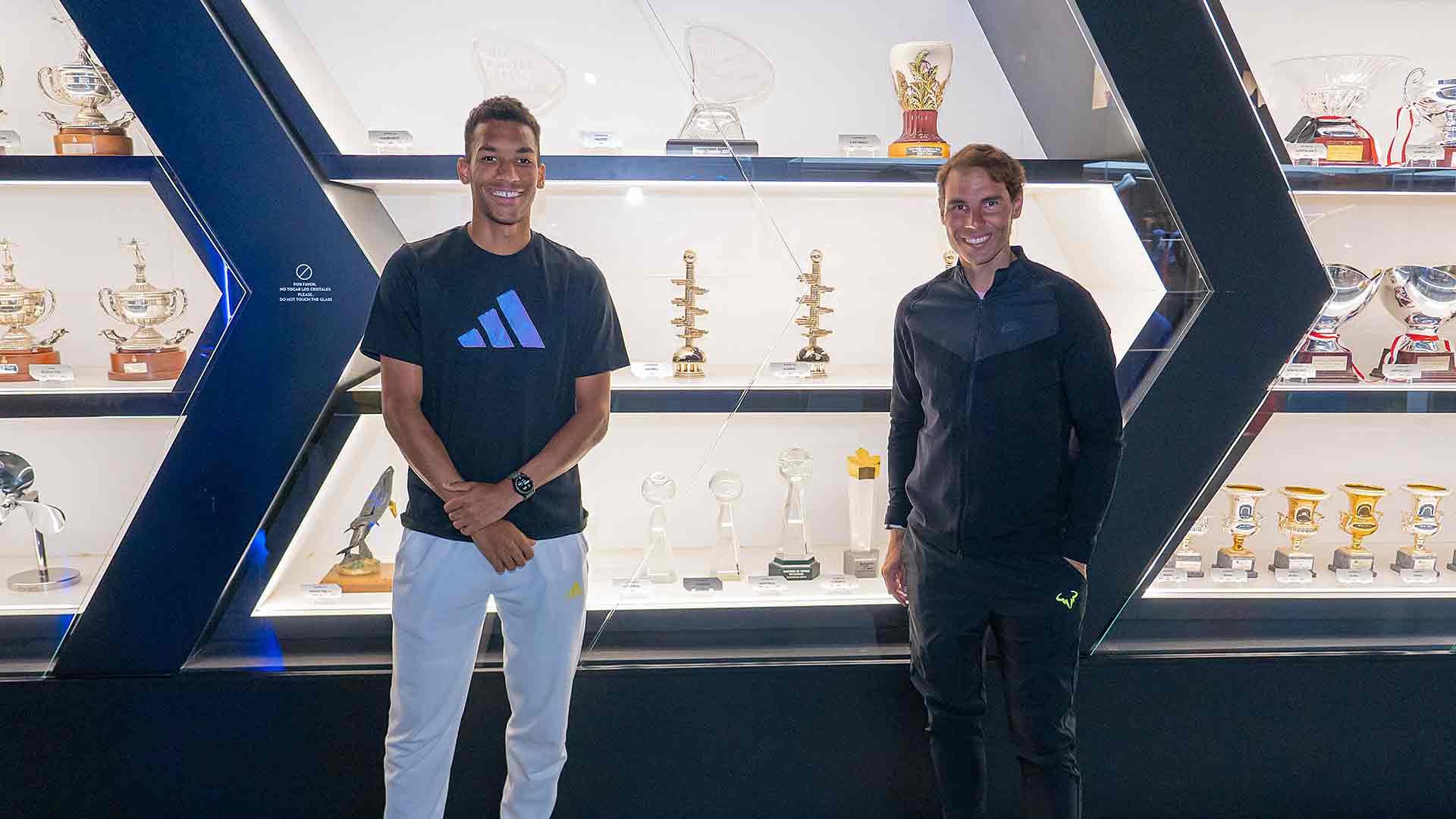 Felix Auger-Aliassime y Rafael Nadal posan en el Rafa Nadal Museum.