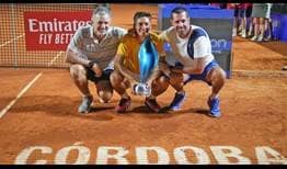 Sebastián Báez celebra con sus entrenadores tras ganar la final del Cordoba Open ante Federico Coria.