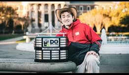 Yibing Wu posa con el trofeo de campeón del Dallas Open 2023.