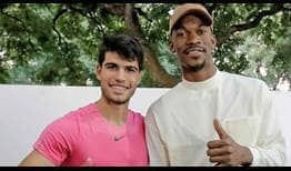 Carlos Alcaraz y la estrella de la NBA Jimmy Butler se reúnen tras la semifinal del español en Buenos Aires.
