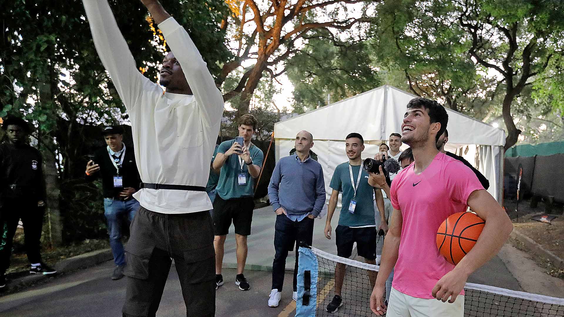 Jimmy Butler and <a href='https://www.atptour.com/en/players/carlos-alcaraz/a0e2/overview'>Carlos Alcaraz</a> shoot hoops in Buenos Aires.