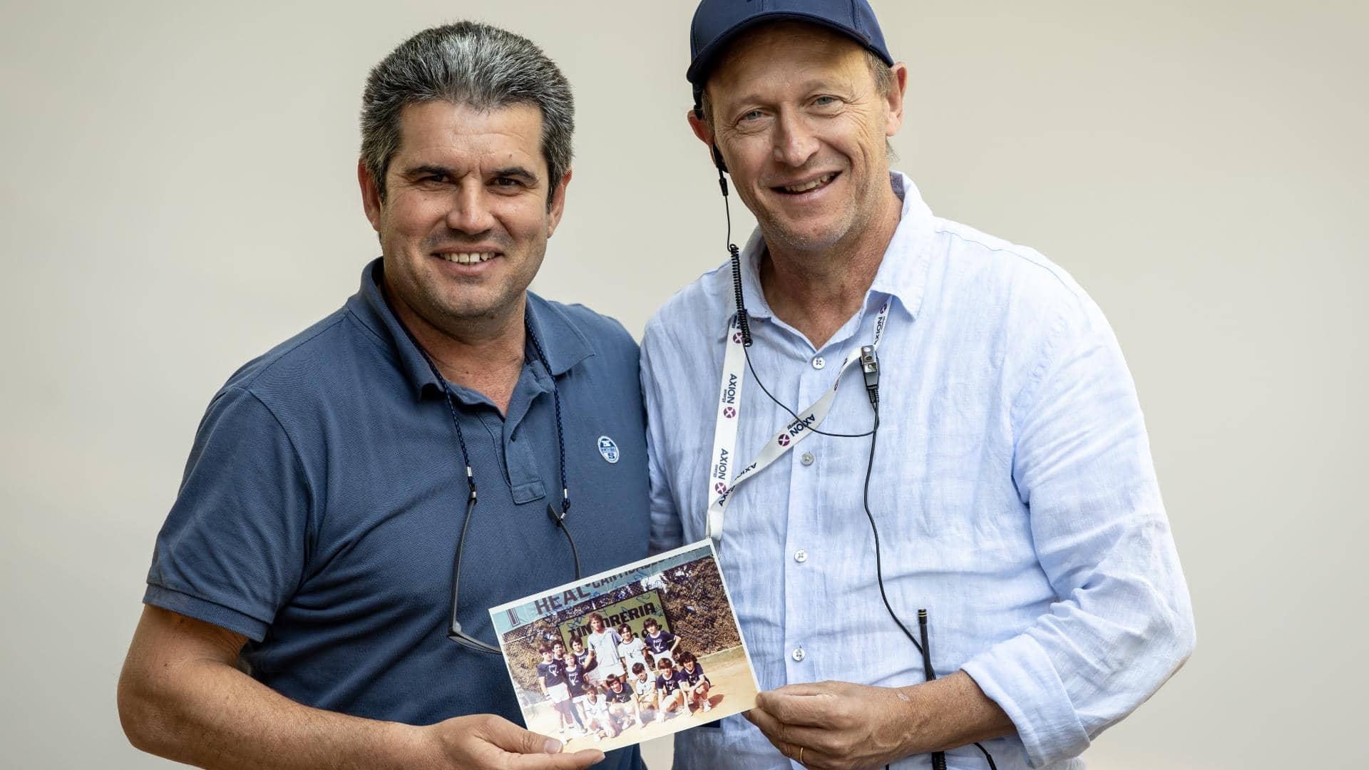 Carlos Alcaraz Sr. surprised Buenos Aires tournament director Martin Jaite with a photo from the latter's playing days.