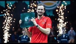 Daniil Medvedev sostiene el trofeo de campeón en el ABN AMRO Open 2023.