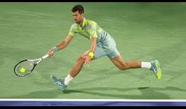 Novak Djokovic compite ante Hubert Hurkacz en los cuartos de final del Dubai Duty Free Tennis Championships 2023.