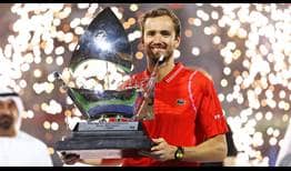 Daniil Medvedev sostiene el trofeo de campeón del Dubai Duty Free Tennis Championships 2023.