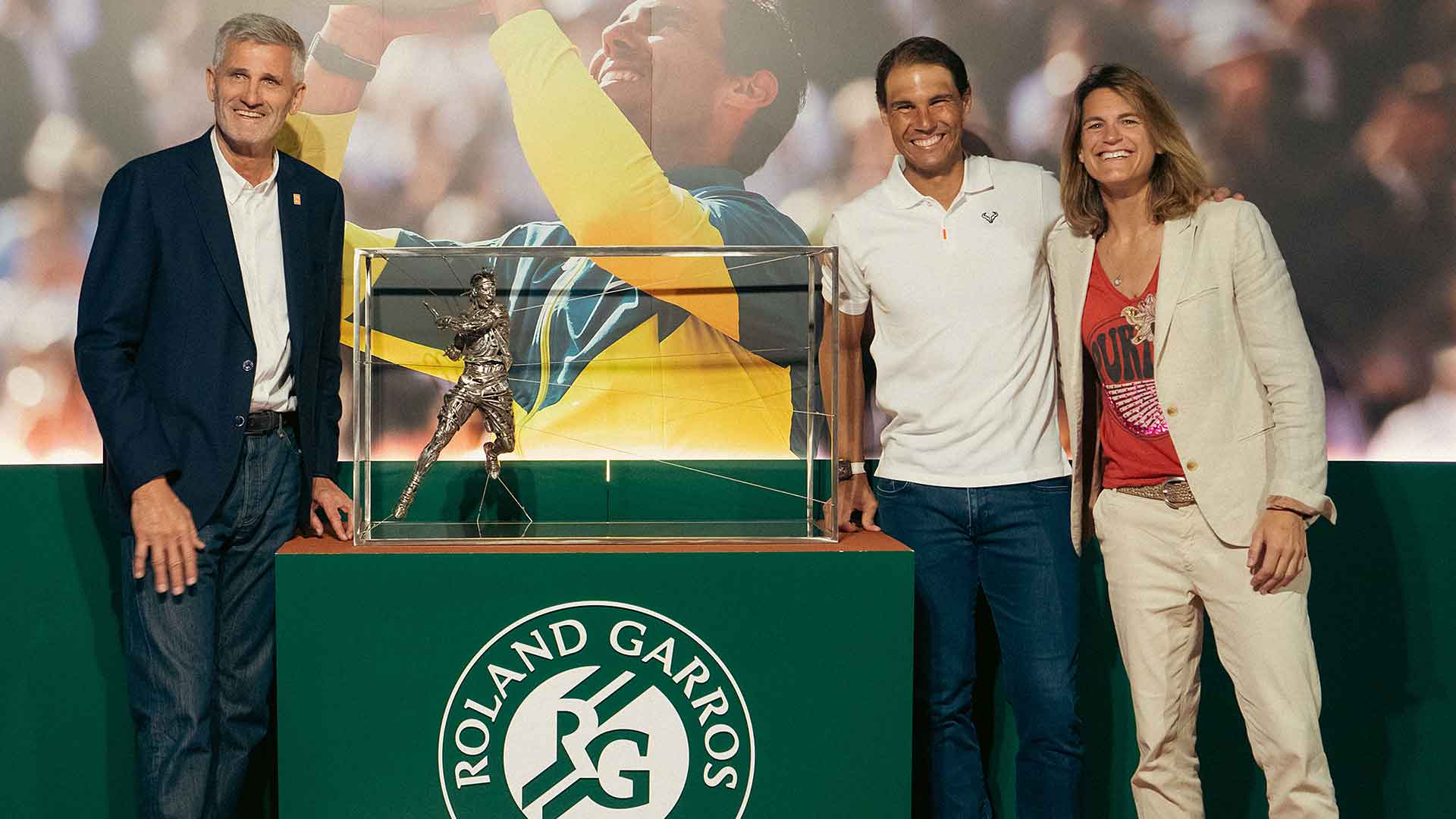 Rafael Nadal recibió una réplica de su escultura en Roland Garros, a manos de Amelie Mauresmo y Gilles Moretton.