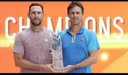 Santiago González y Edouard Roger-Vasselin posan con el trofeo de campeones en el Miami Open presented by Itaú.