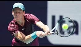 Jannik Sinner en acción durante su derrota contra Daniil Medvedev en la final del domingo en Miami.
