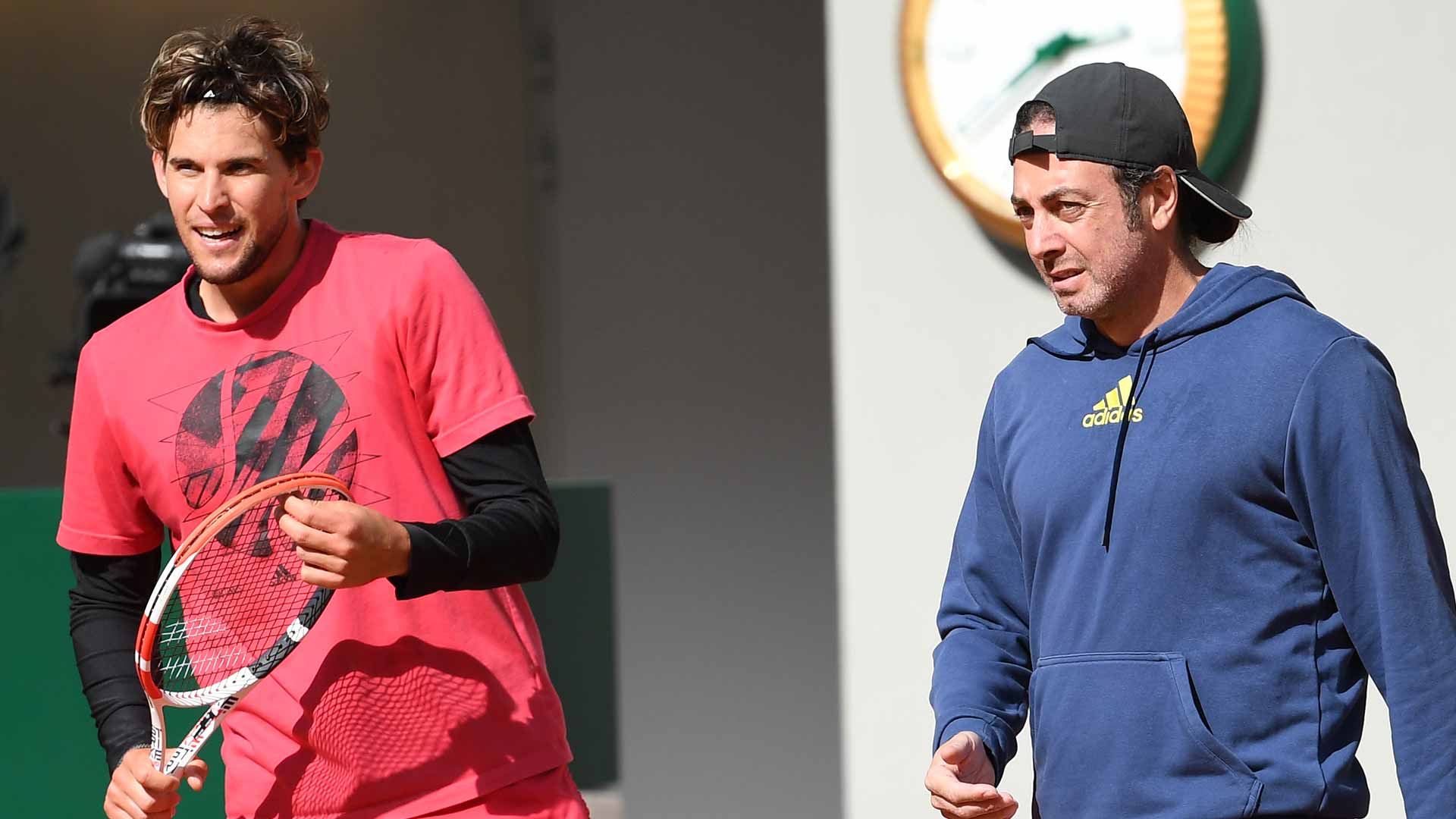 Dominic Thiem y Nicolás Massú en la edición de Roland Garros 2020.