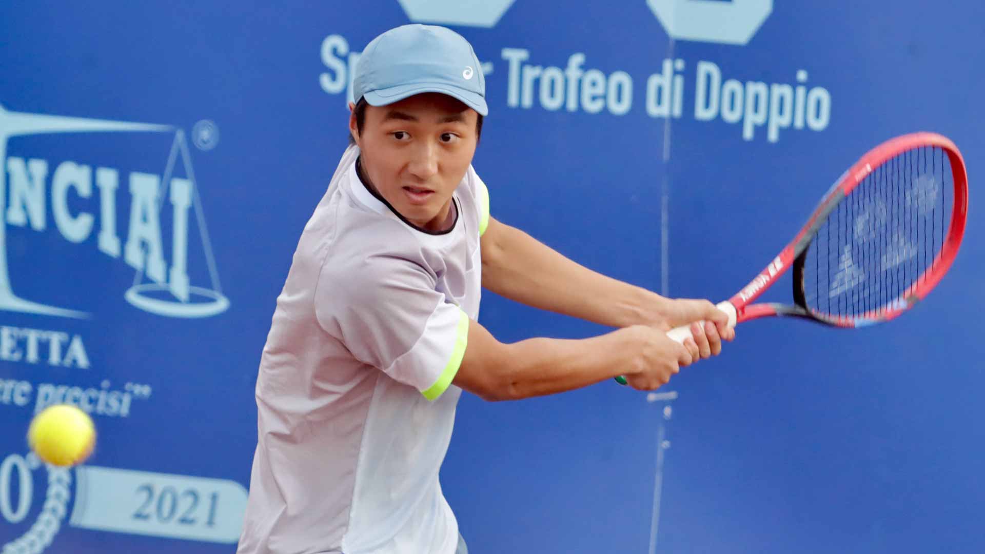 <a href='https://www.atptour.com/en/players/shintaro-mochizuki/m0hu/overview'>Shintaro Mochizuki</a> earns his maiden ATP Challenger Tour trophy in Barletta, Italy.