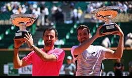 Ivan Dodig y Austin Krajicek levantan los trofeos de campeones del Rolex Monte-Carlo Masters 2023.