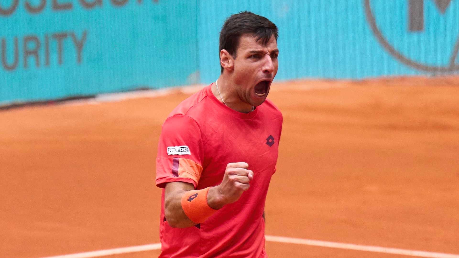 Bernabé Zapata celebra un punto ante Roman Safiullin en el Mutua Madrid Open 2023.