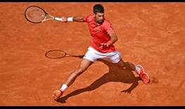 Novak Djokovic golpeando una derecha el sábado en Roma ante Grigor Dimitrov.