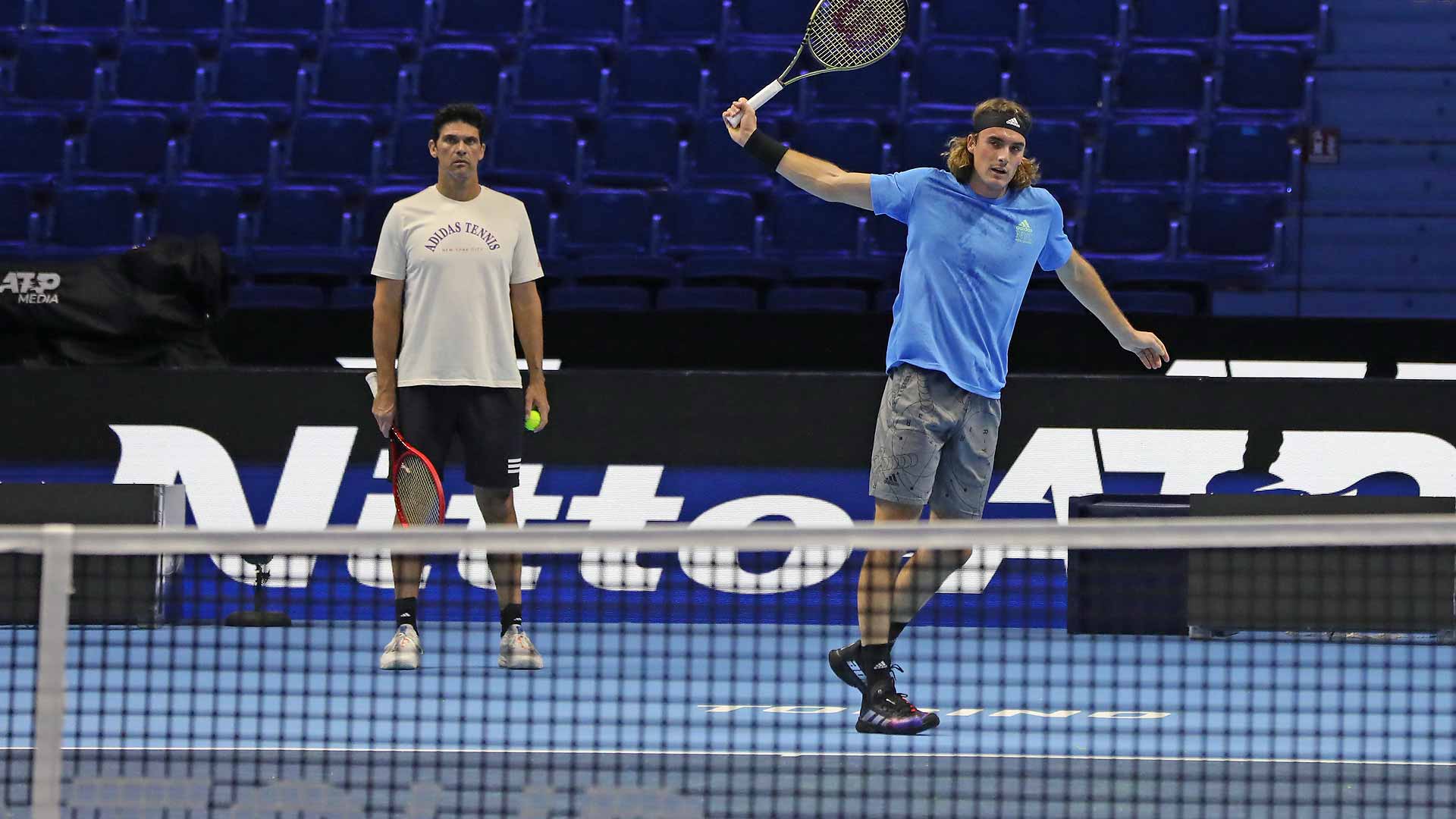 Mark Philippoussis observa el entrenamiento de Stefanos Tsitsipas en las Nitto ATP Finals 2022 de Turín.