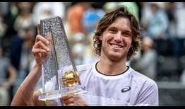Nicolás Jarry sostiene el trofeo de campeón en el Gonet Geneva Open 2023.