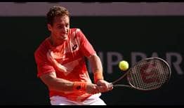 Roberto Carballés compite ante Emilio Nava en la primera ronda de Roland Garros 2023.