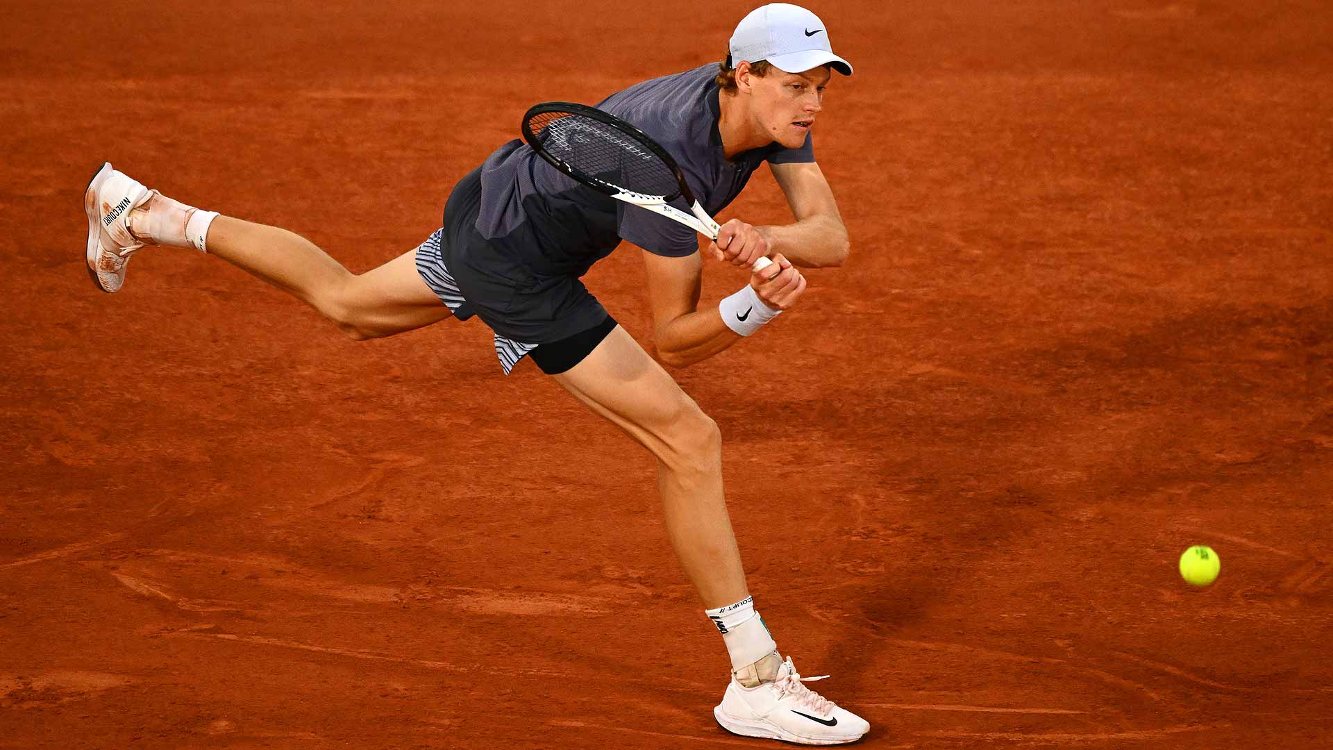Jannik Sinner defeats Alexandre Muller in straight sets on Monday to reach the second round at Roland Garros.