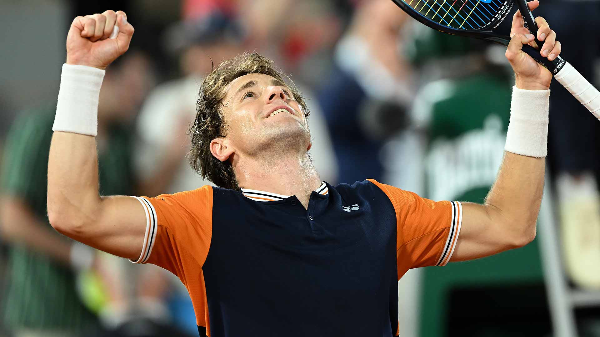 Casper Ruud celebrates advancing to his second straight Roland Garros semi-final.