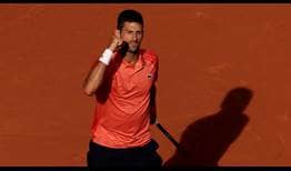 Novak Djokovic celebra un punto ante Carlos Alcaraz durante las semifinales de Roland Garros 2023.