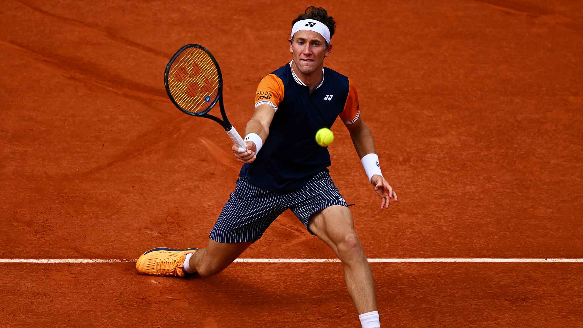 Casper Ruud in action during the Roland Garros final.