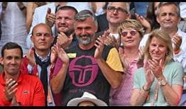 Goran Ivanisevic y el resto del equipo de Novak Djokovic celebran el triunfo del serbio en Roland Garros el domingo.