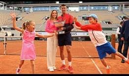 Novak Djokovic celebra una histórica 23ª copa de Grand Slam junto a su esponsa Jelena, su hija Tara y su hijo Stefan en la Court Philippe Chatrier.