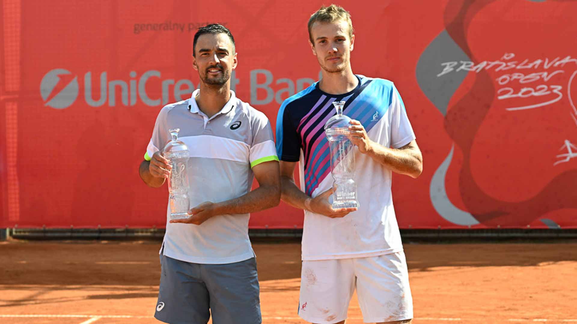 <a href='https://www.atptour.com/en/players/dimitar-kuzmanov/kc33/overview'>Dimitar Kuzmanov</a> (left) and champion <a href='https://www.atptour.com/en/players/vitaliy-sachko/ss25/overview'>Vitaliy Sachko</a> pose at the Bratislava Open trophy presentation. 
