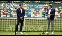 Roger Federer se unió al director del torneo, Ralf Weber, en el OWL Arena para una ceremonia especial el miércoles en Halle.