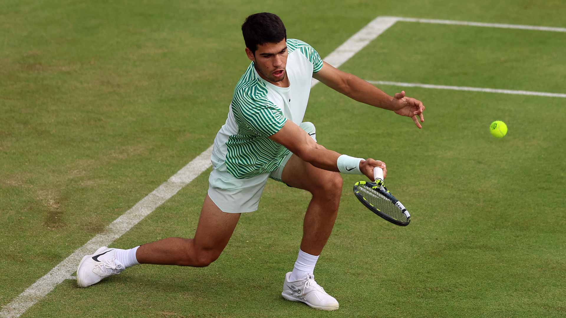 Carlos Alcaraz advanced to his first grass-court quarter-final on Thursday at The Queen's Club.