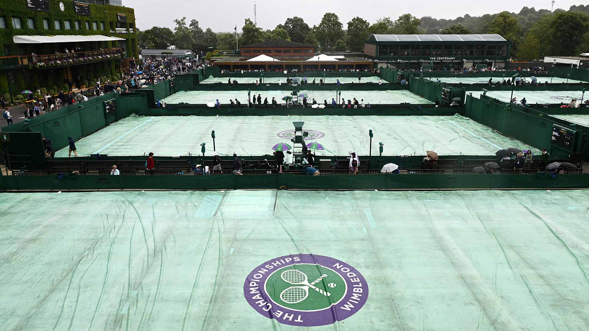 El juego se suspendió por lluvia en la primera jornada de Wimbledon.