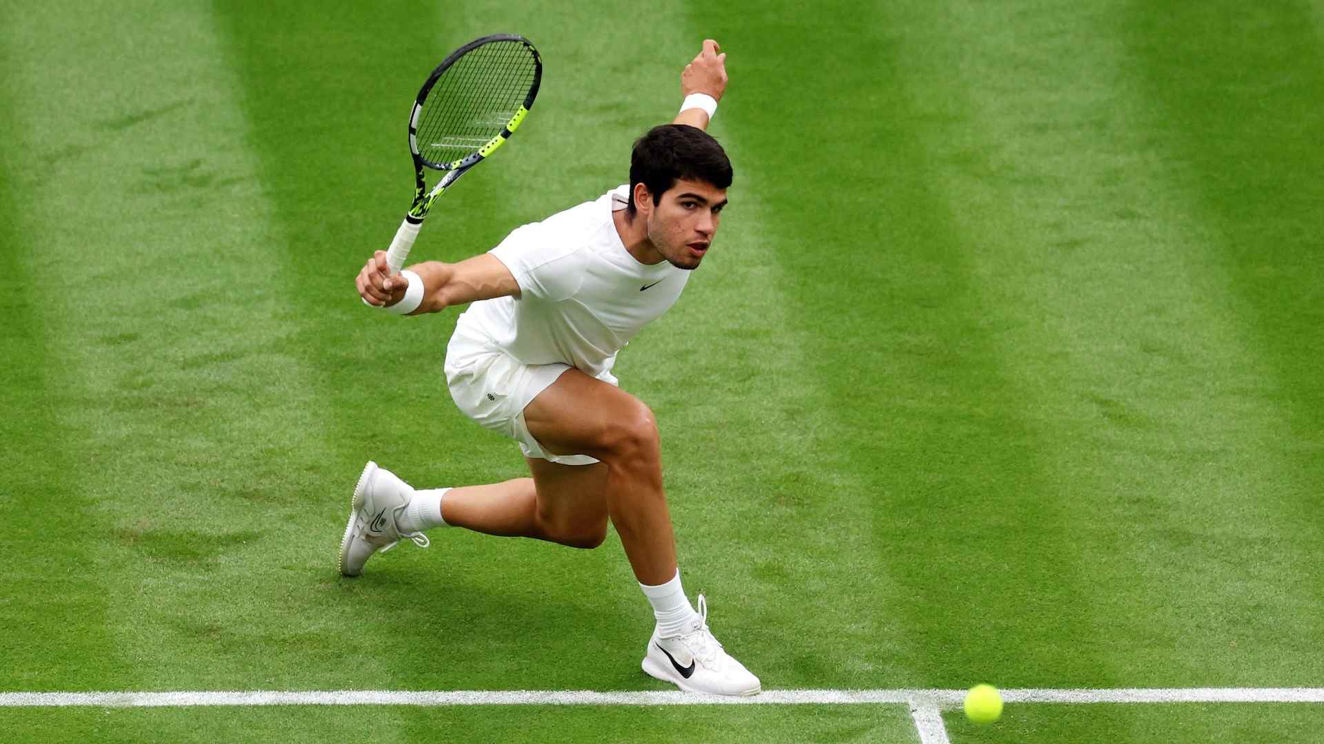 Carlos Alcaraz compite sobre la hierba de la Court 1 en la primera ronda de Wimbledon 2023.
