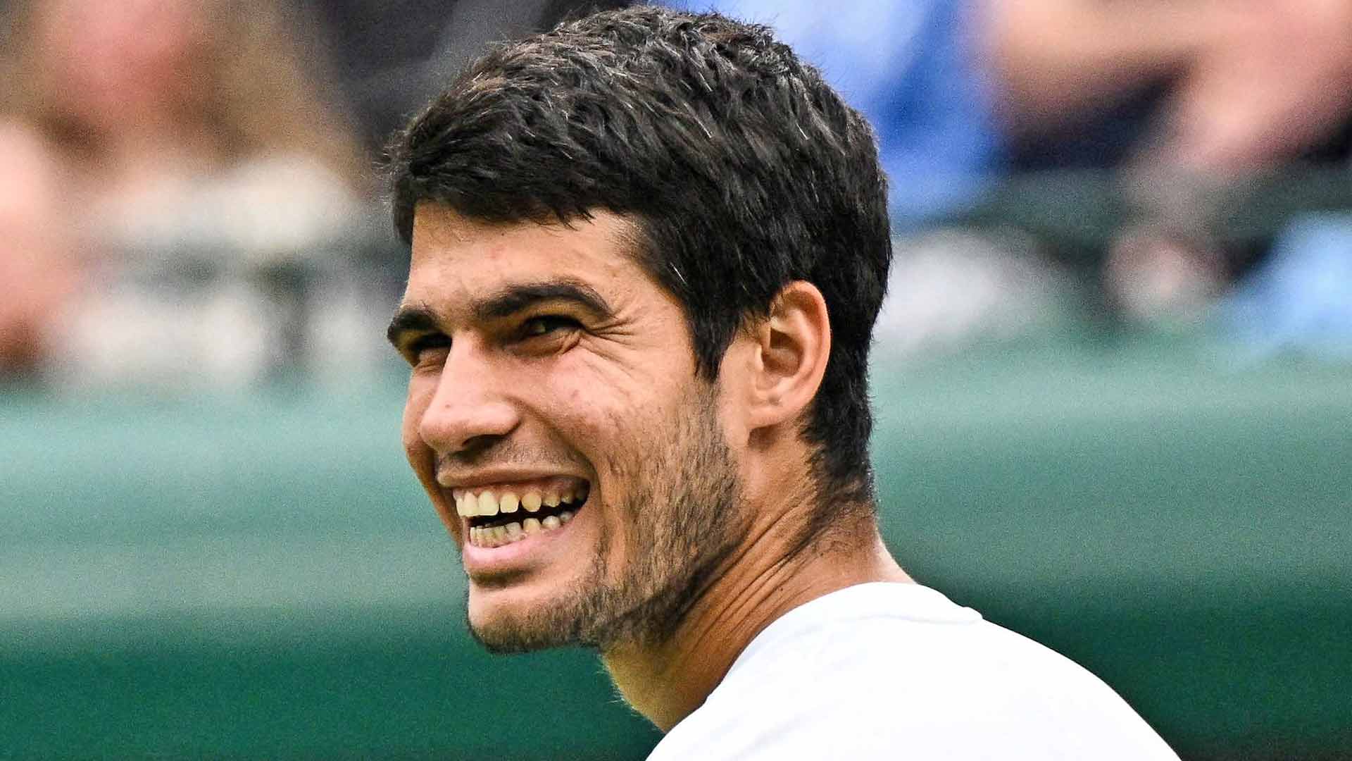 Carlos Alcaraz consigue 38 tiros ganadores y sólo 14 errores no forzados el martes para alcanzar la segunda ronda en Wimbledon.