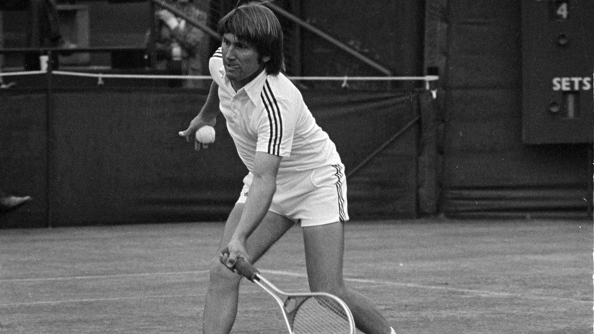 Barry Phillips-Moore was the earliest adopter of the 'spaghetti-string' racquet.