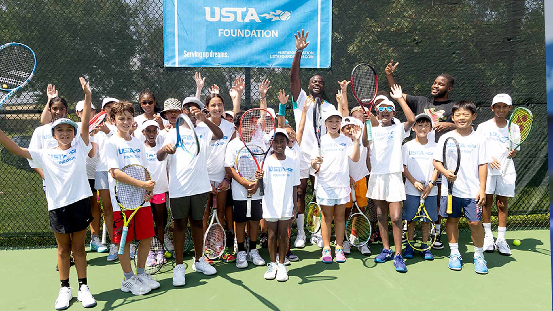 Frances Tiafoe anuncia el lanzamiento de su fondo homónimo en el Junior Tennis Champions Center de College Park, Maryland.