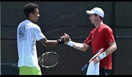 Felix Auger-Aliassime y Andy Murray se dan la mano tras entrenar juntos el sábado en Washington.