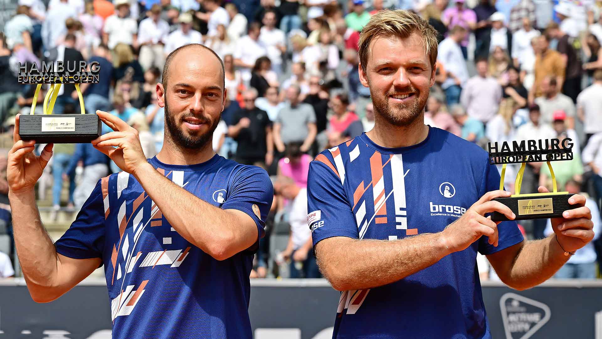 Tim Puetz y Kevin Krawietz celebran la conquista de su primer título ATP Tour como pareja el domingo en Hamburgo.