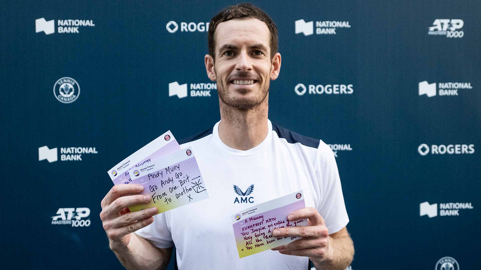Andy Murray posa con postales que recibió de sus fans en Toronto.