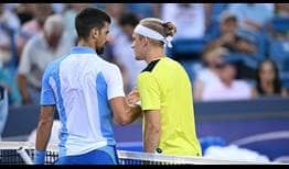 Novak Djokovic se encuentra con Alejandro Davidovich Fokina en la red tras el retiro del español en Cincinnati.