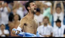 Novak Djokovic celebra su épica victoria sobre Carlos Alcaraz en la final de Cincinnati.